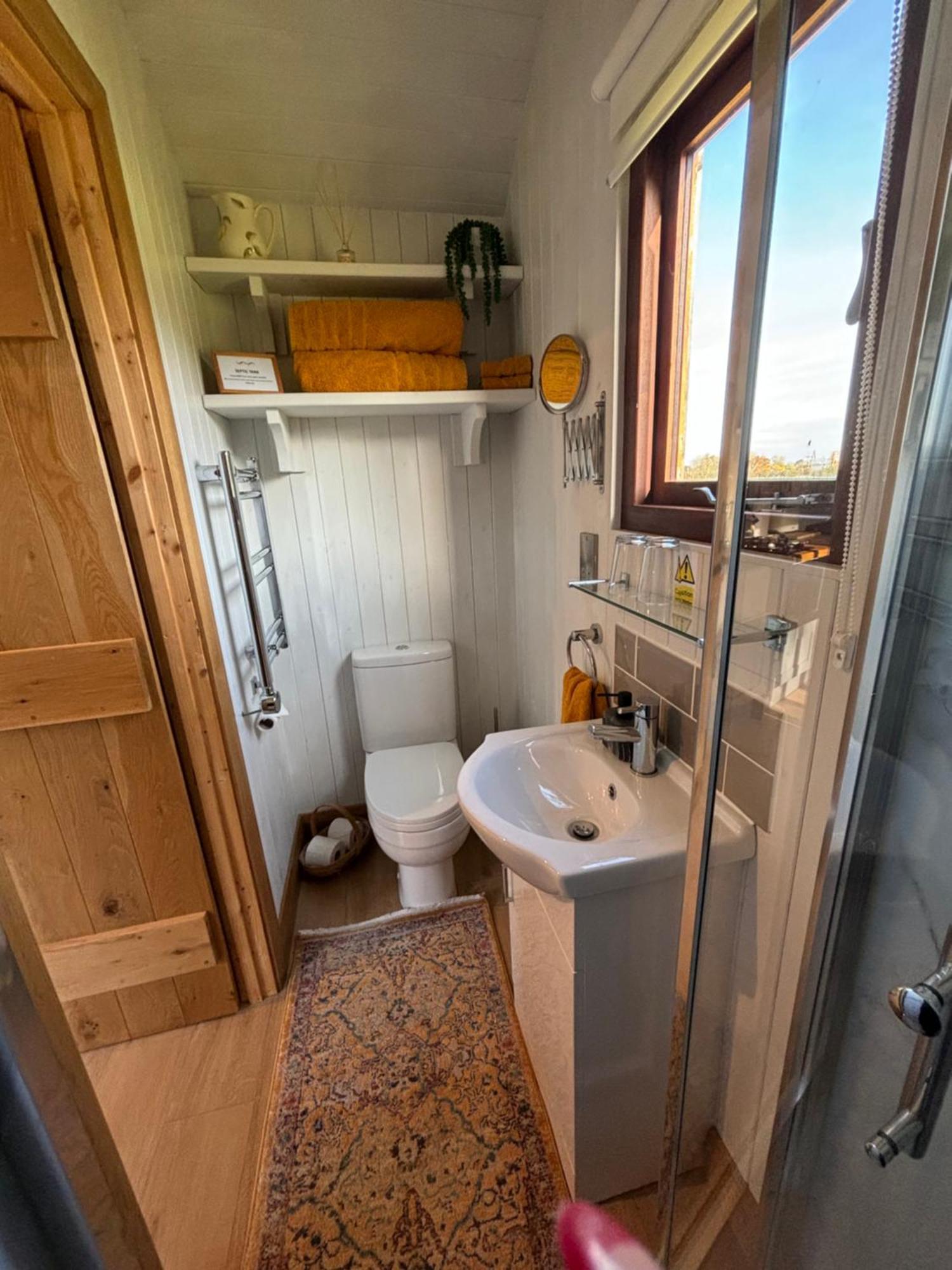 Bron Hafren Bed & Breakfast Монтгомъри Екстериор снимка